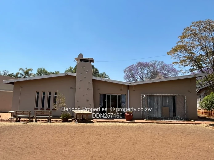 Gunhill 4-Bed Family Home on 2800 m² with Garden