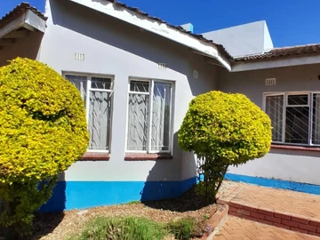 4 Bedroom Flat & Apartment